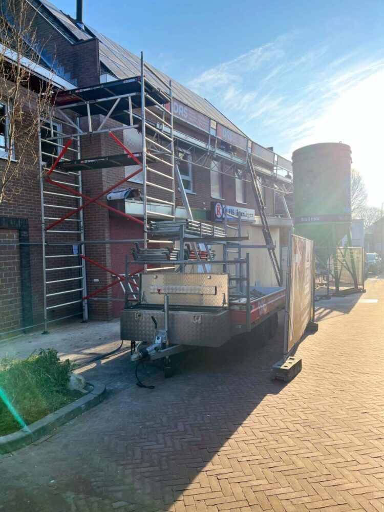 Steiger om de bereikbaarheid van dakgoot te kunnen realiseren